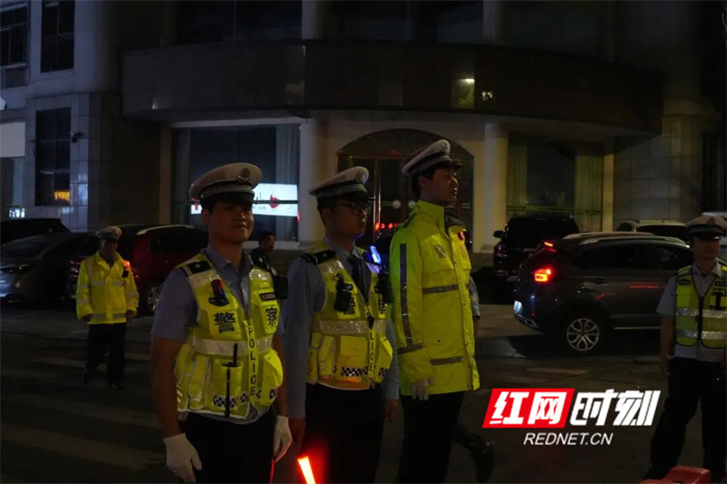 为保障赛事, 球迷提供帮 为保障赛事, 球迷提供帮